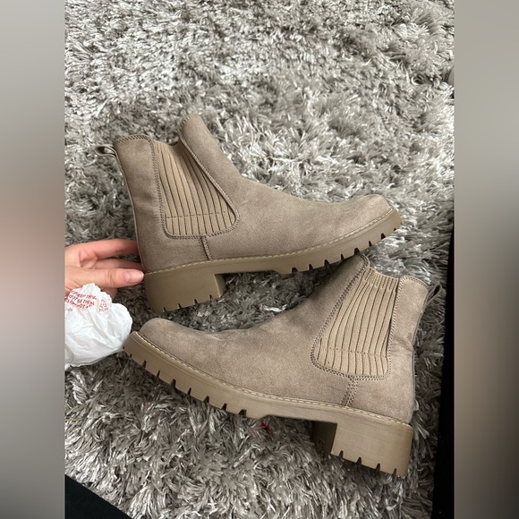 Chelsea boots - Picture 1 of 4